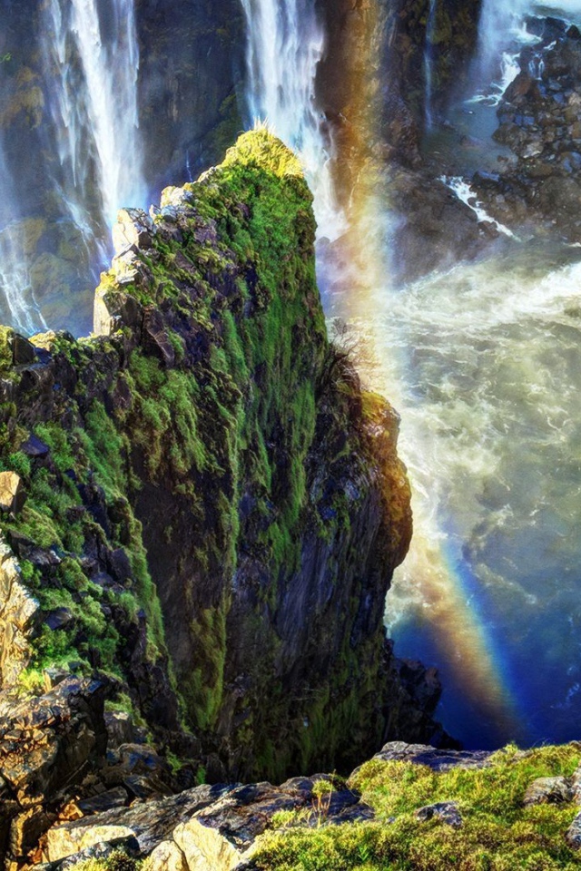 Радуга у скалы над водопадом