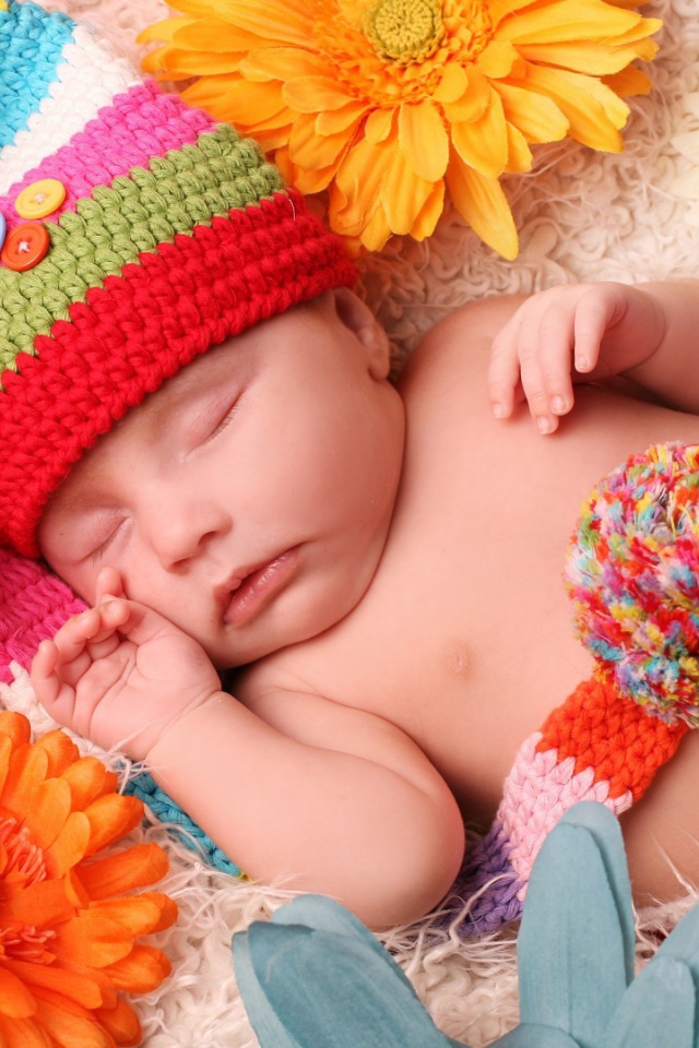 Малыш спит в постели среди цветов