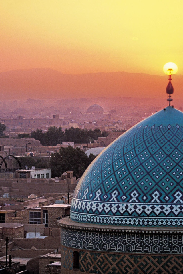 Панорама города на закате в Иране