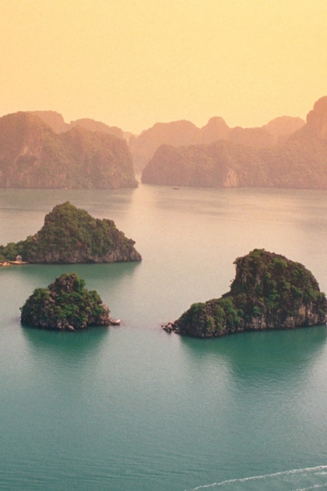 Покрытые лесом острова в бухте Халонг, Вьетнам