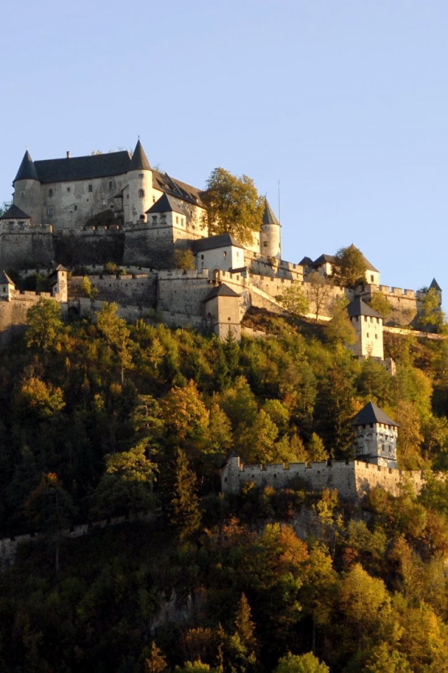Неприступный замок на холме в Австрии