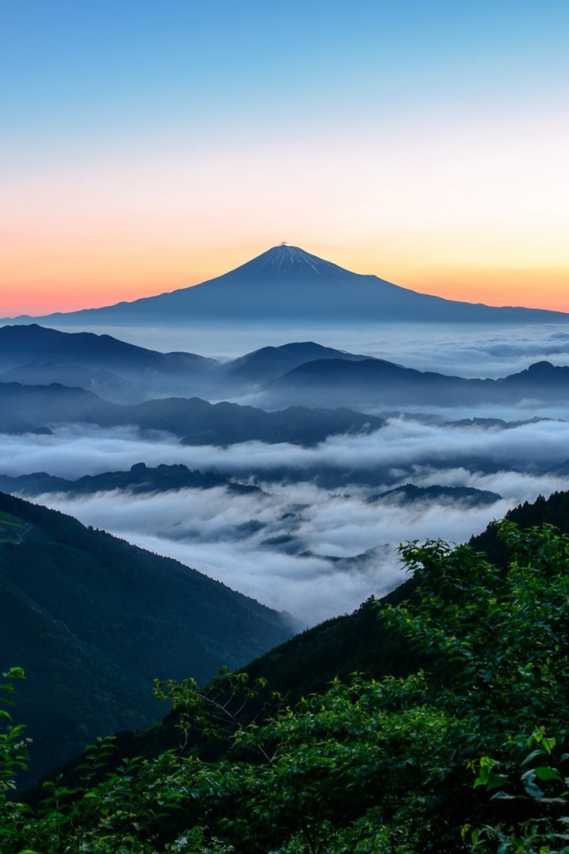 Гора Фудзи в тумане, Япония