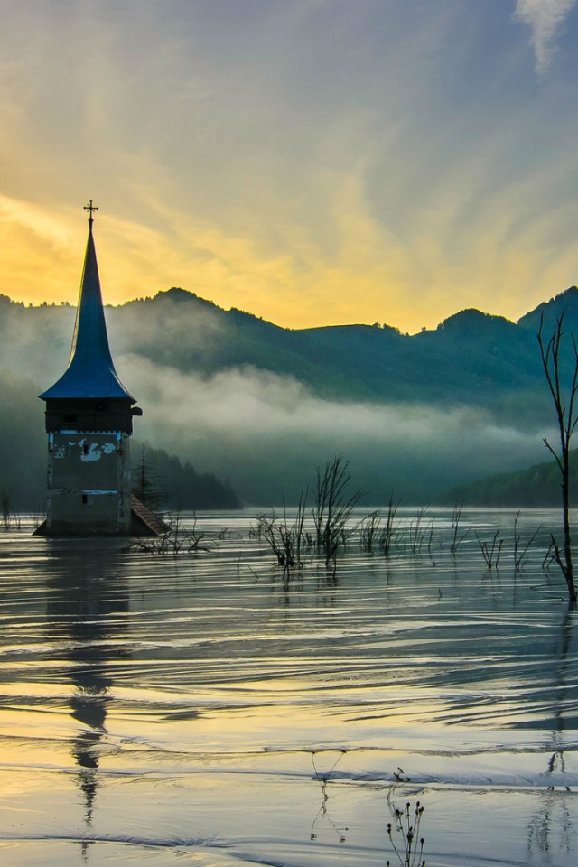 Затопленная церковь на рассвете. Румыния