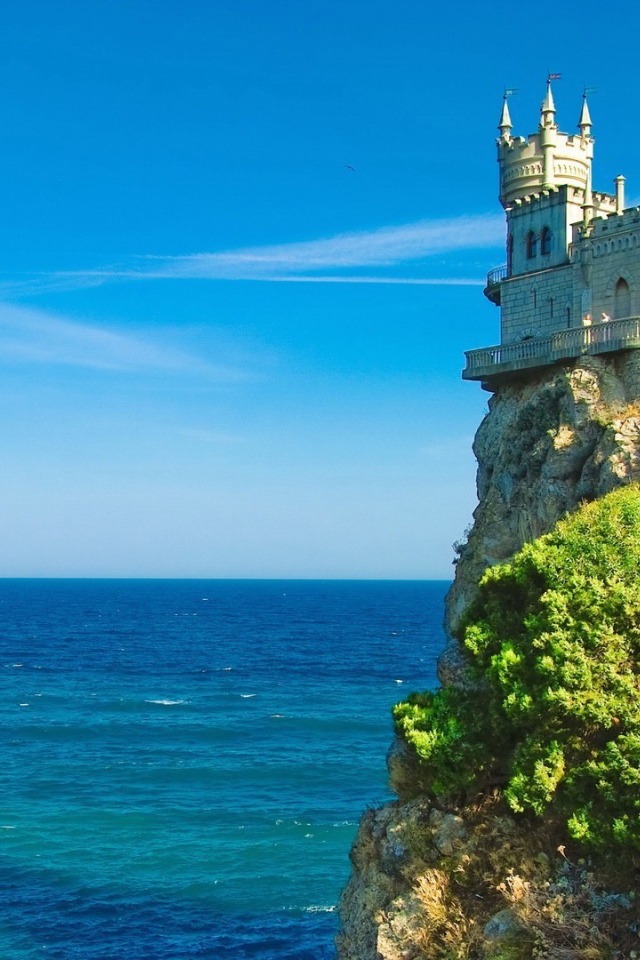 Маленький замок на скале над морем, Крым
