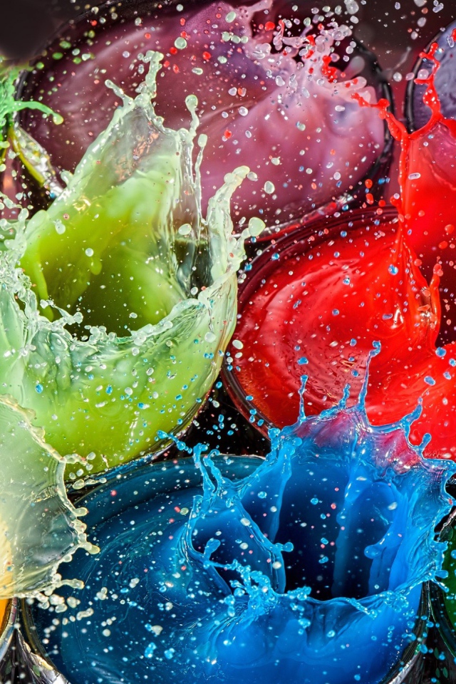 Разноцветные брызги воды в стаканах