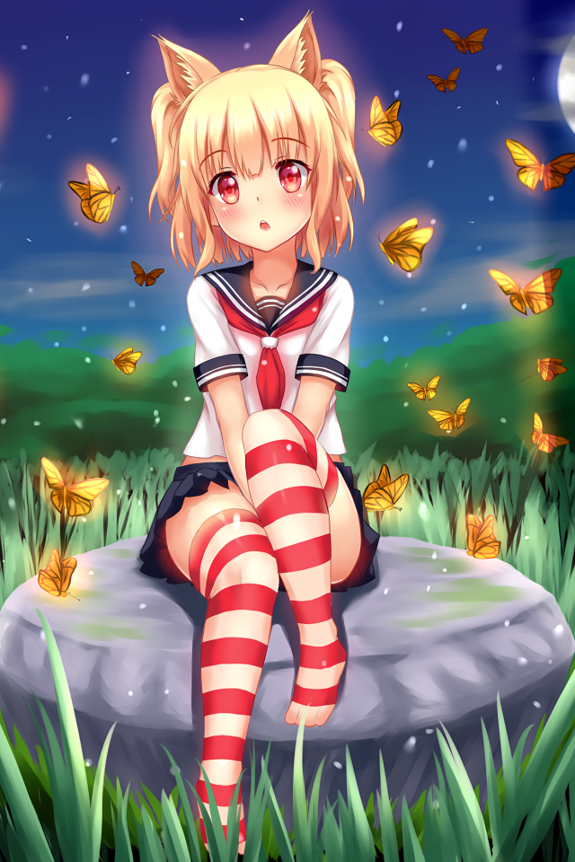 Девушка аниме с бабочками при свете луны 