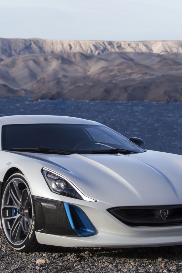 Спорткар  Rimac Concept One на фоне гор 