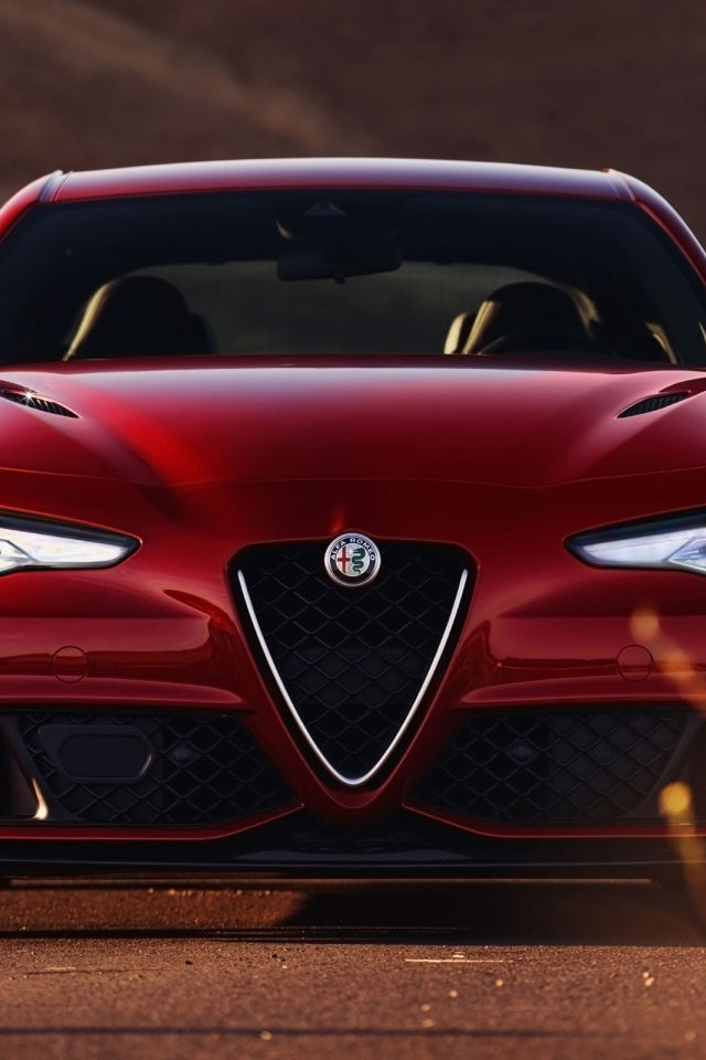 Красный автомобиль Alfa Romeo Giulia Quadrifoglio 2017 