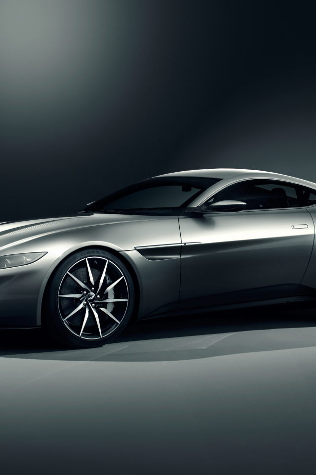 Серебристый автомобиль Aston Martin DB10 