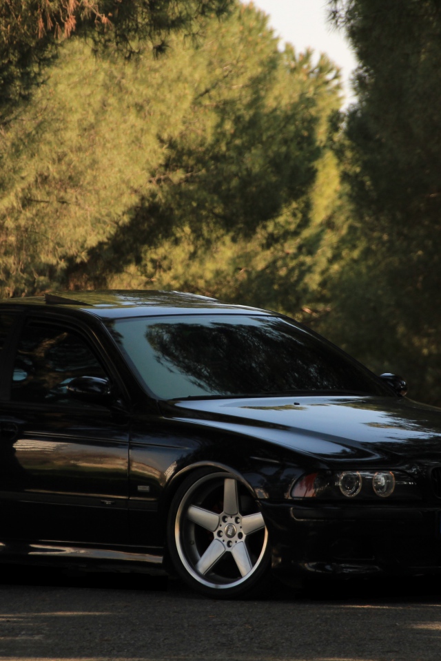 Черный автомобиль BMW M5 E39 