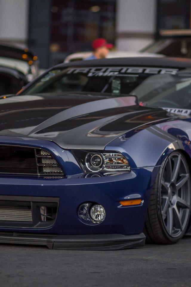 Синий автомобиль Ford Mustang 