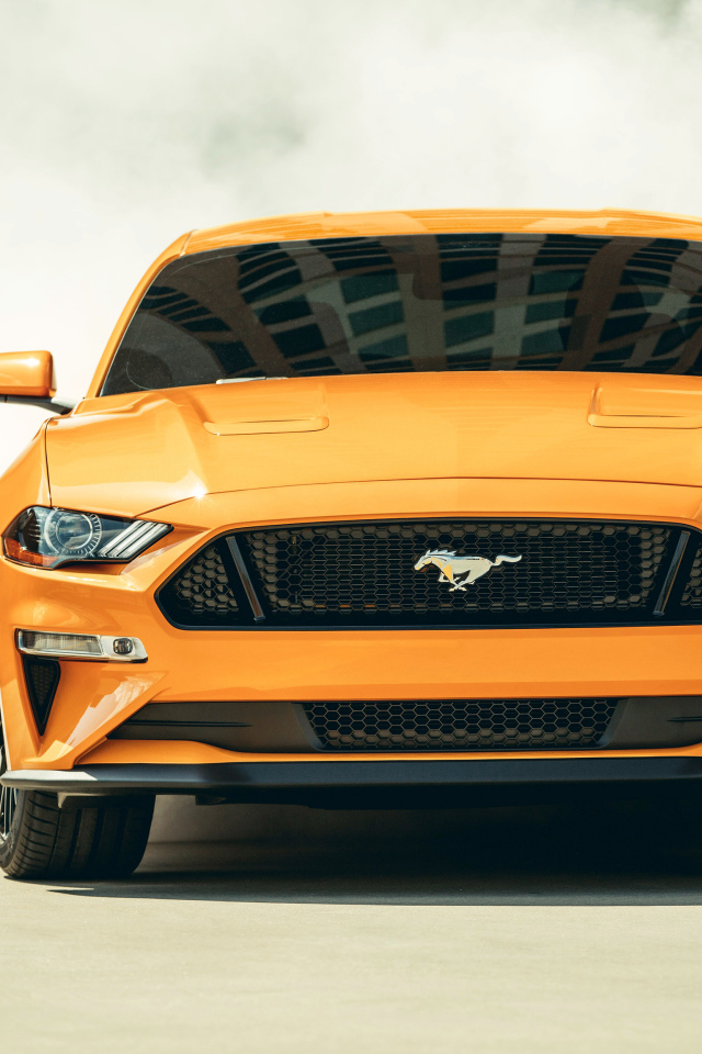 Оранжевый автомобиль Ford Mustang, 2018 вид спереди