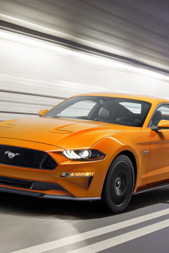 Оранжевый спортивный автомобиль Ford Mustang, 2018