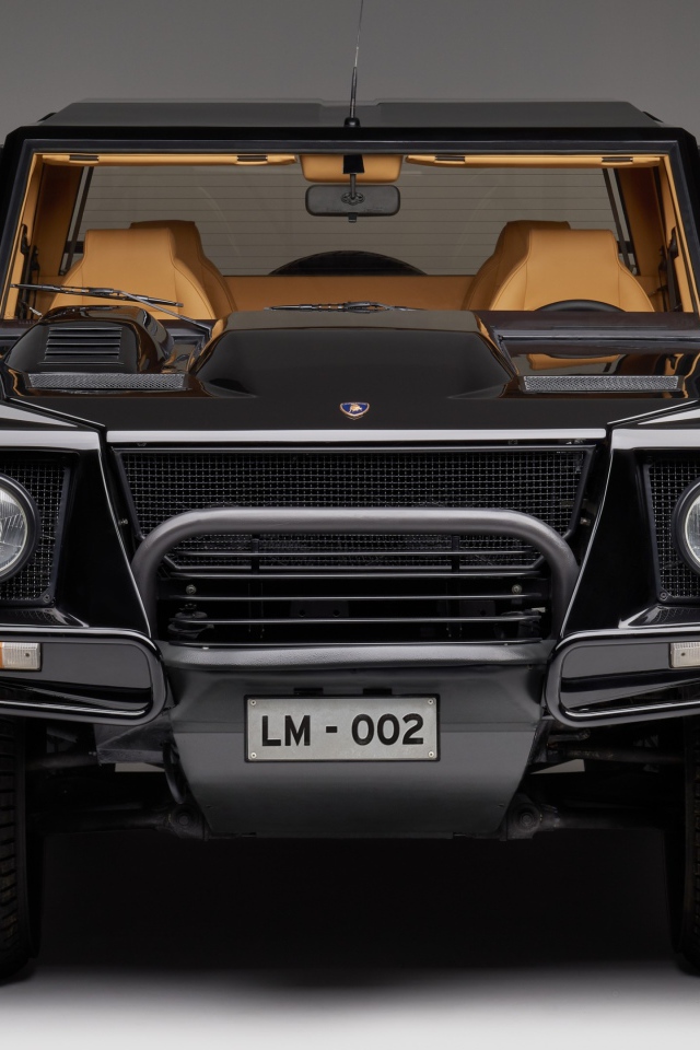 Черный автомобиль Lamborghini LM002 на сером фоне