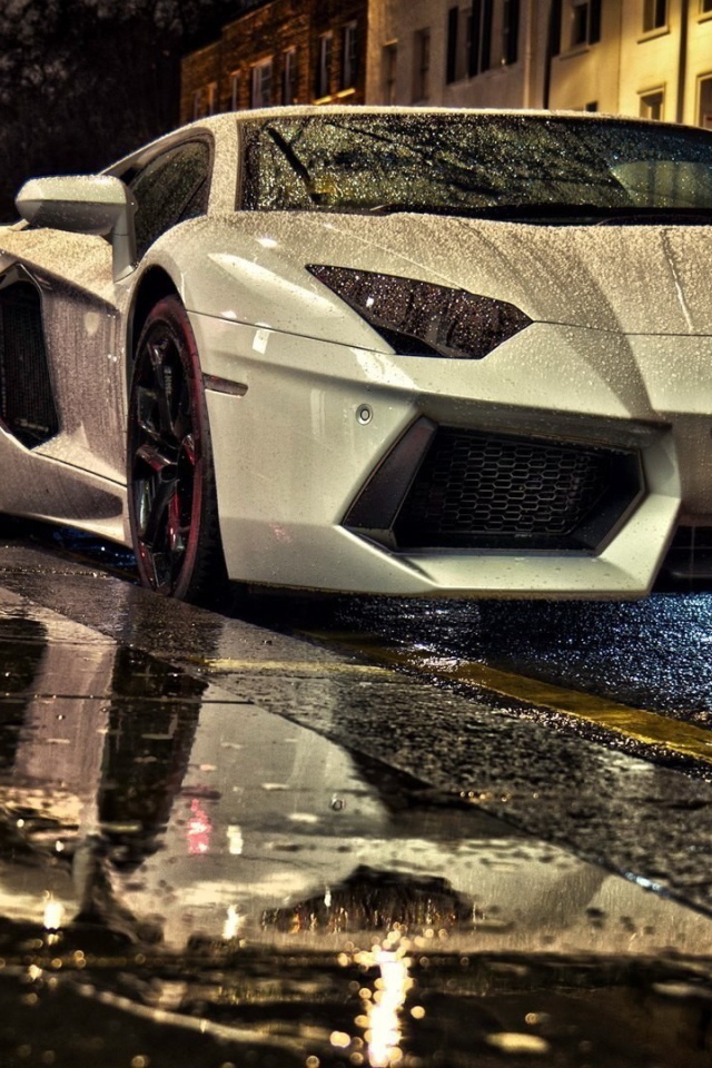 Спортивный автомобиль Lamborghini Aventador под дождем 