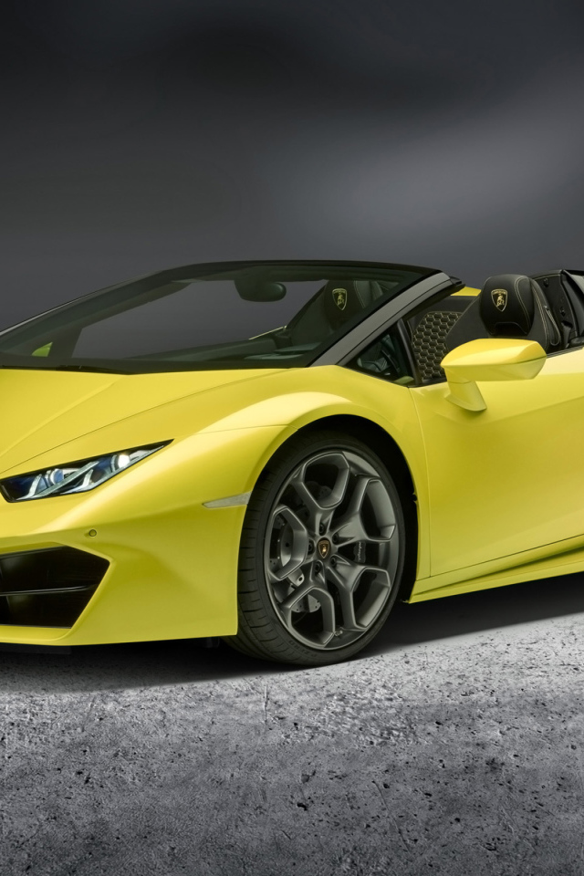 Желтый автомобиль кабриолет Lamborghini Huracan
