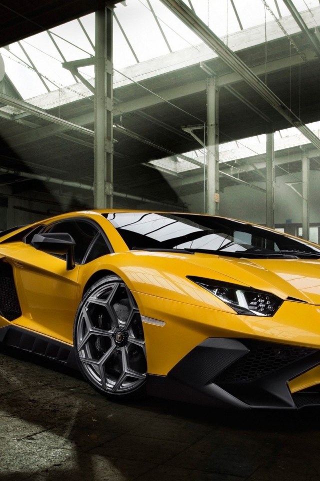 Желтый спортивный автомобиль Lamborghini Aventador 
