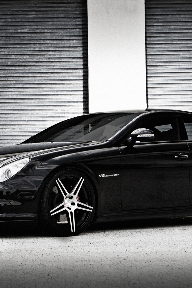Черный стильный автомобиль Mercedes-Benz CLS-Class