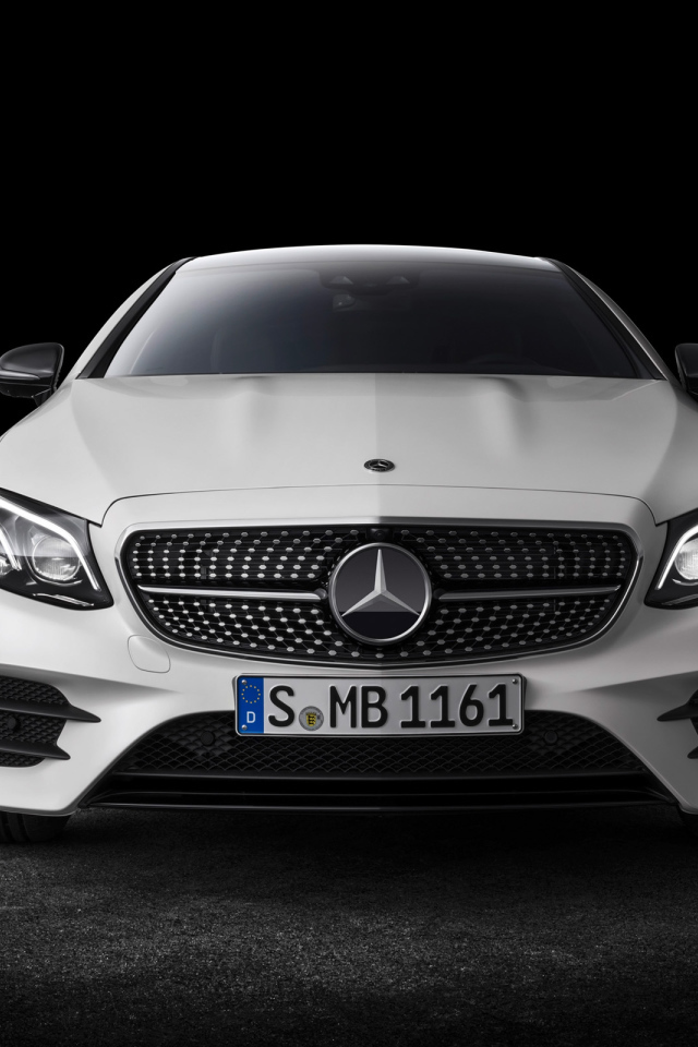 Белый автомобиль Mercedes-Benz E-Class Coupe, 2018 вид спереди