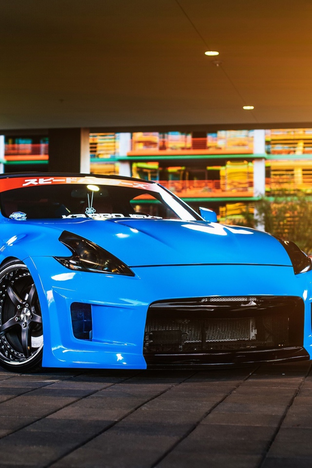 Синий автомобиль Nissan 370Z 