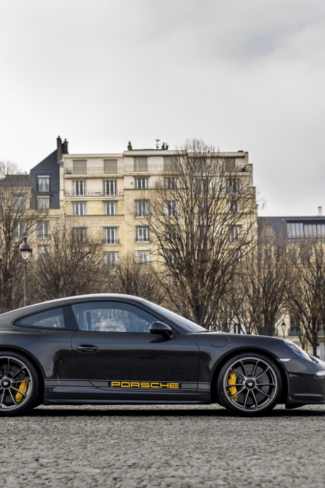 Черный спортивный автомобиль Porsche 911 в городе
