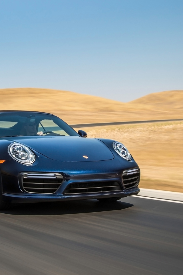 Синий спортивный автомобиль  Porsche 911 Turbo в пустыне 