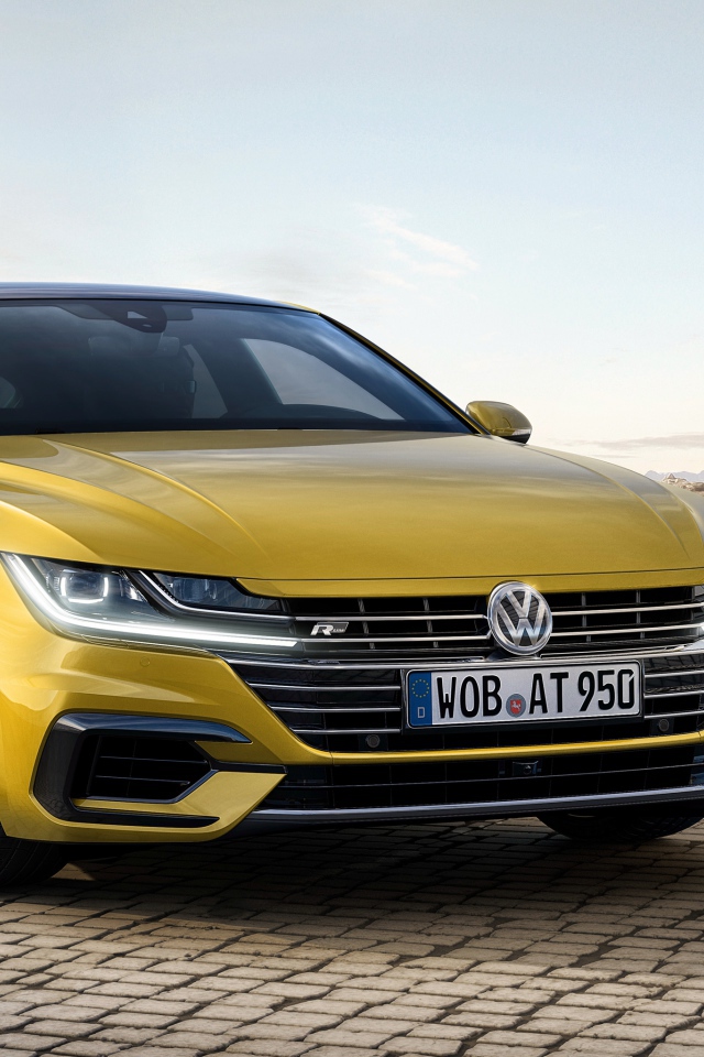 Золотистый автомобиль  Volkswagen Arteon R-Line 