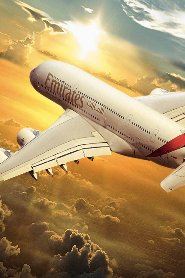 Airbus авиакомпании Emirates в лучах солнца