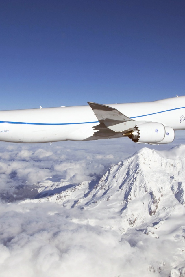 Boeing 747  над заснеженными горами