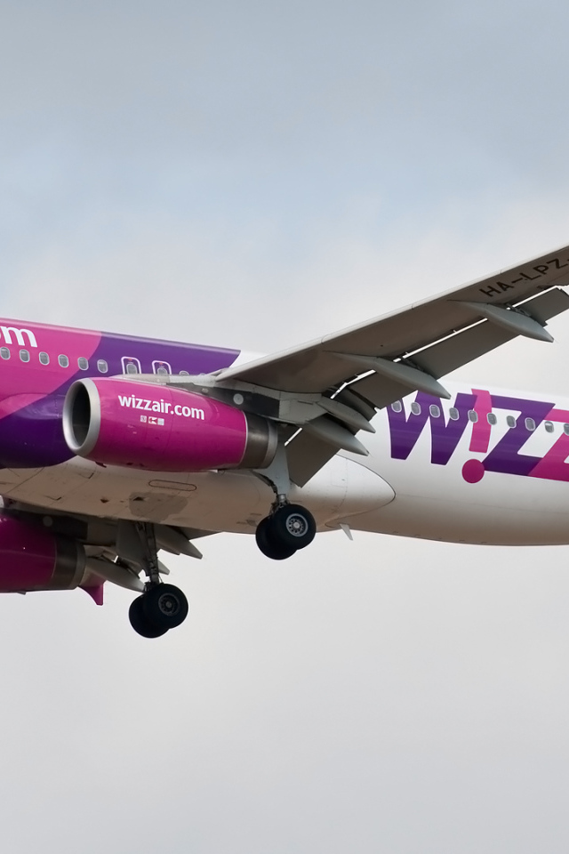 Взлет самолета Airbus авиакомпании Wizz Air  