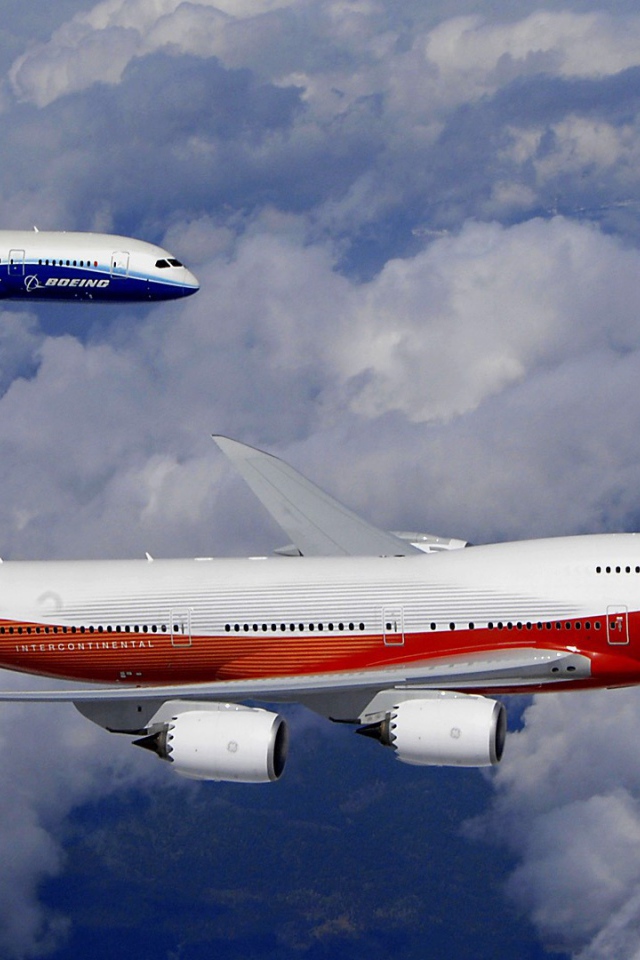 Два пассажирских самолета Боинг 747 в небе бело-синий и бело-красный