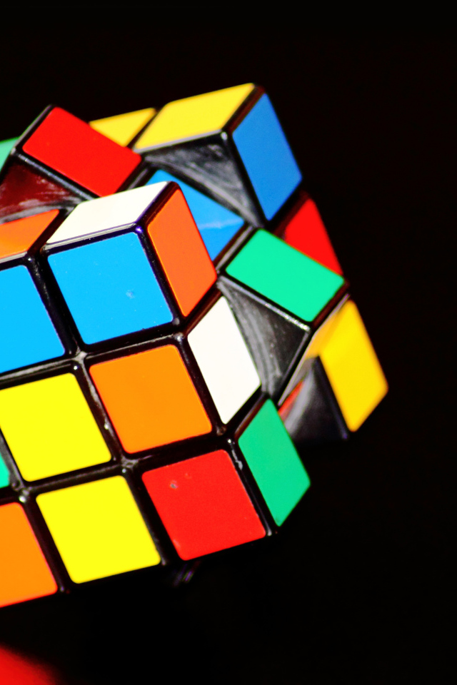 Разноцветный кубик Рубика на черном фоне