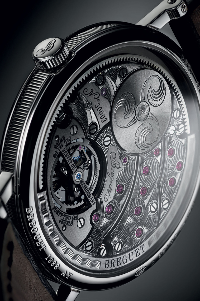 Стильные часы Breguet на черном фоне 