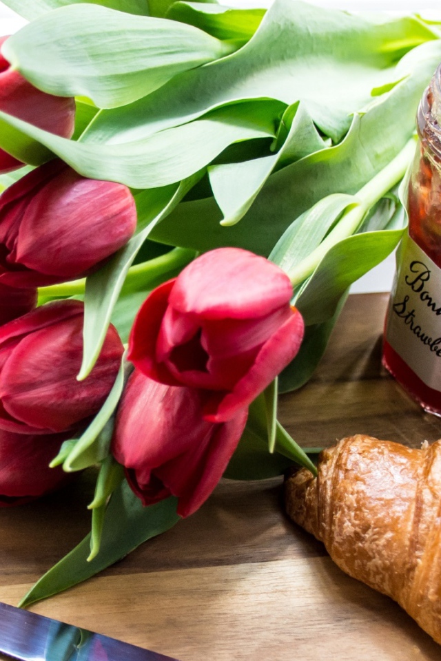 Круассаны, малиновый джем и букет свежих тюльпанов к завтраку 