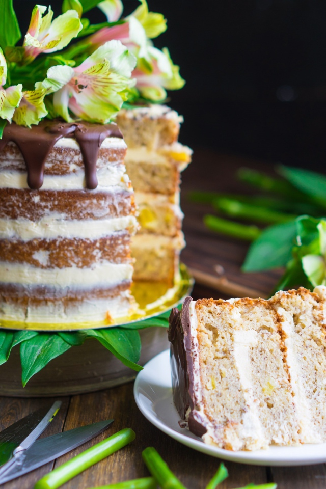 Аппетитный торт с кремом и свежими цветами 
