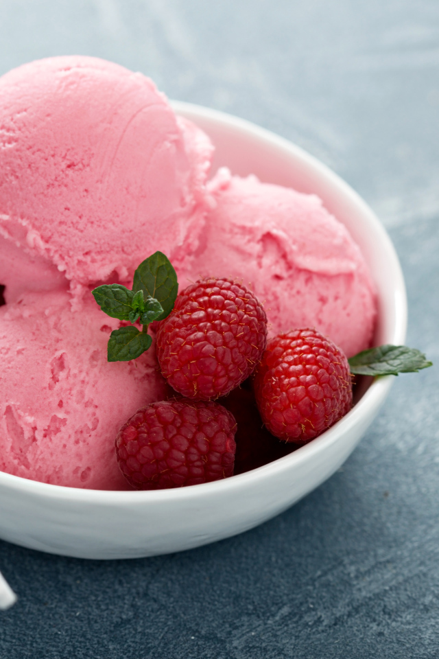 Фруктовое розовое мороженое с малиной 