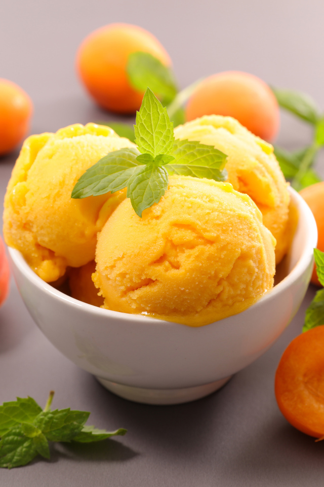 Шарики мороженого с листьями мяты и свежими абрикосами