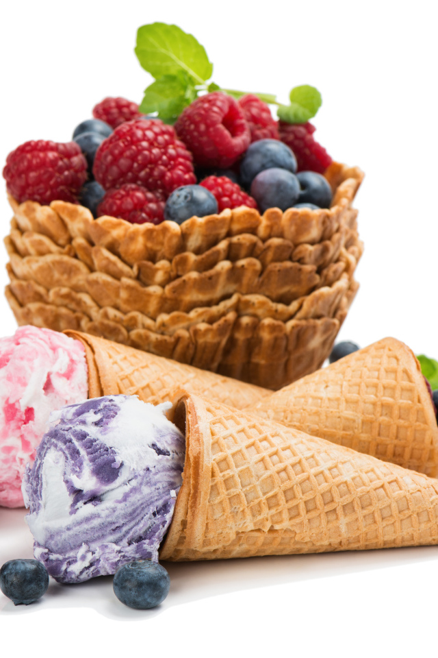 Мороженое с вафлями и свежими ягодами на белом фоне
