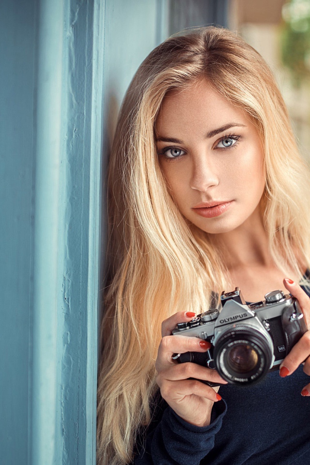Красивая девушка блондинка с фотоаппаратом 