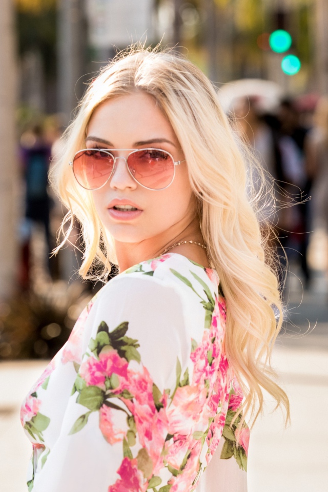 Красивая блондинка модель в солнечных очках