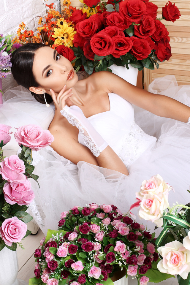 Красивая девушка невеста в белом платье с букетами цветов