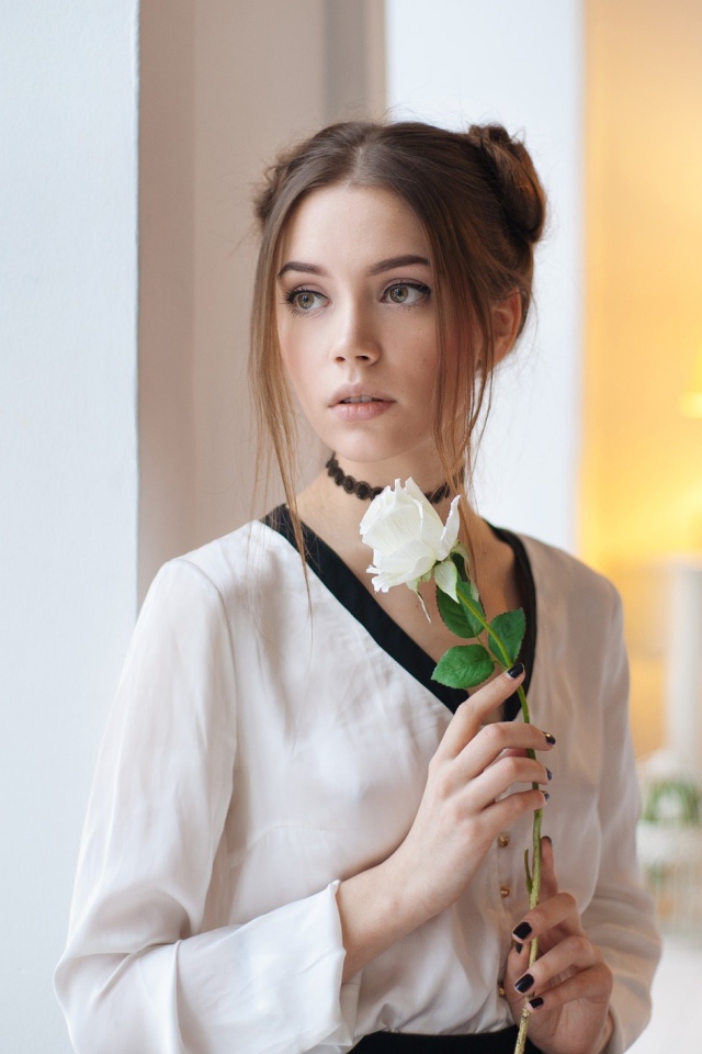 Красивая девушка брюнетка с белой розой 