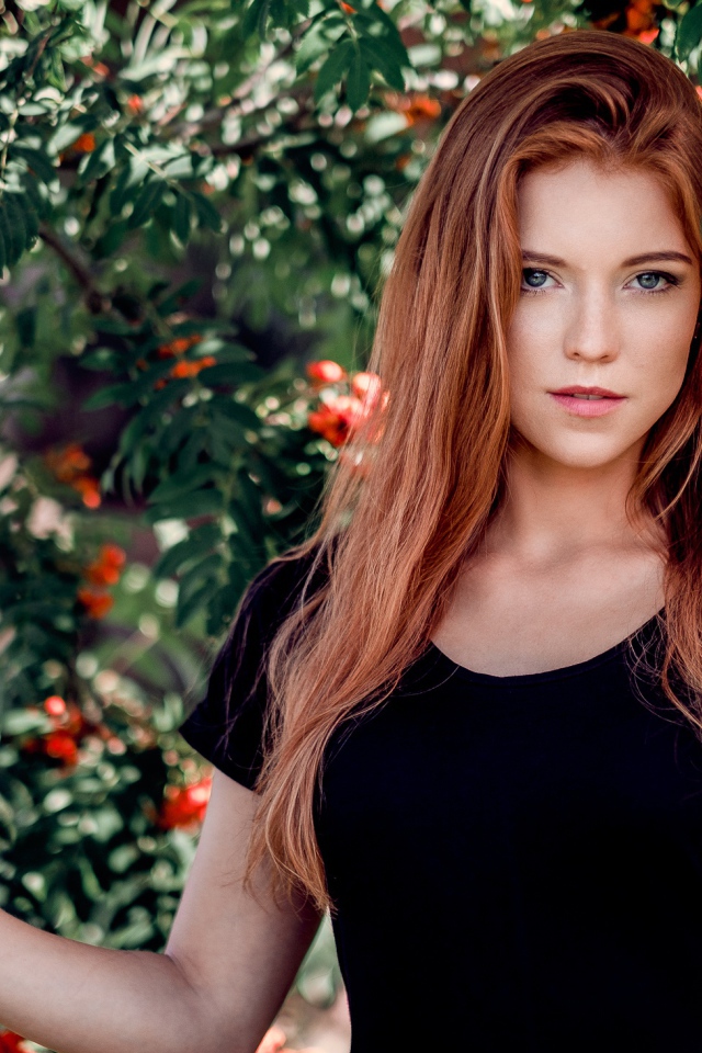 Красивая девушка с рыжими длинными волосами 