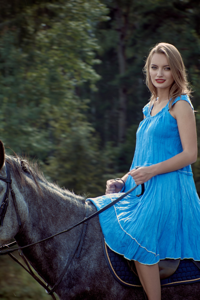 Девушка блондинка в голубом платье на лошади