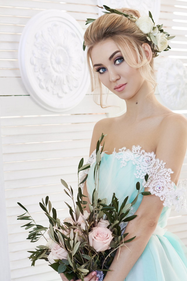 Эффектный взгляд голубоглазой блондинки в красивом платье с букетом цветов