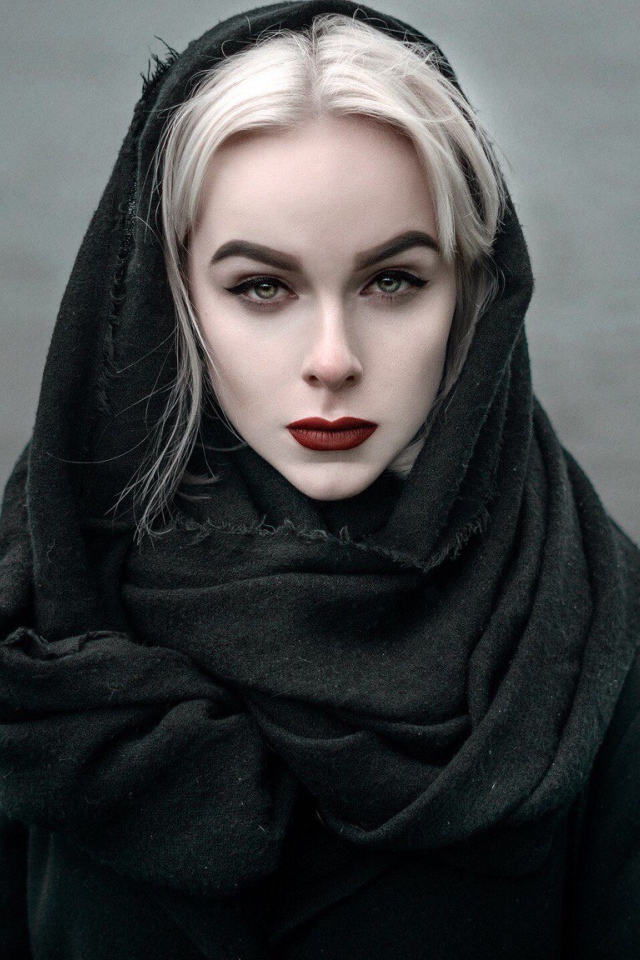 Девушка модель в черном наряде с красными губами 