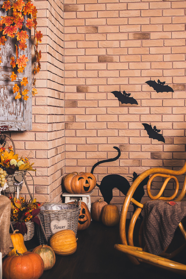 Интерьер комнаты украшен к празднику Хэллоуин