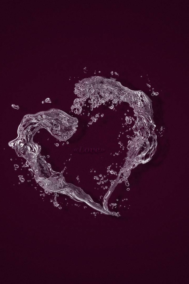 Сердце из воды на фиолетовом фоне 