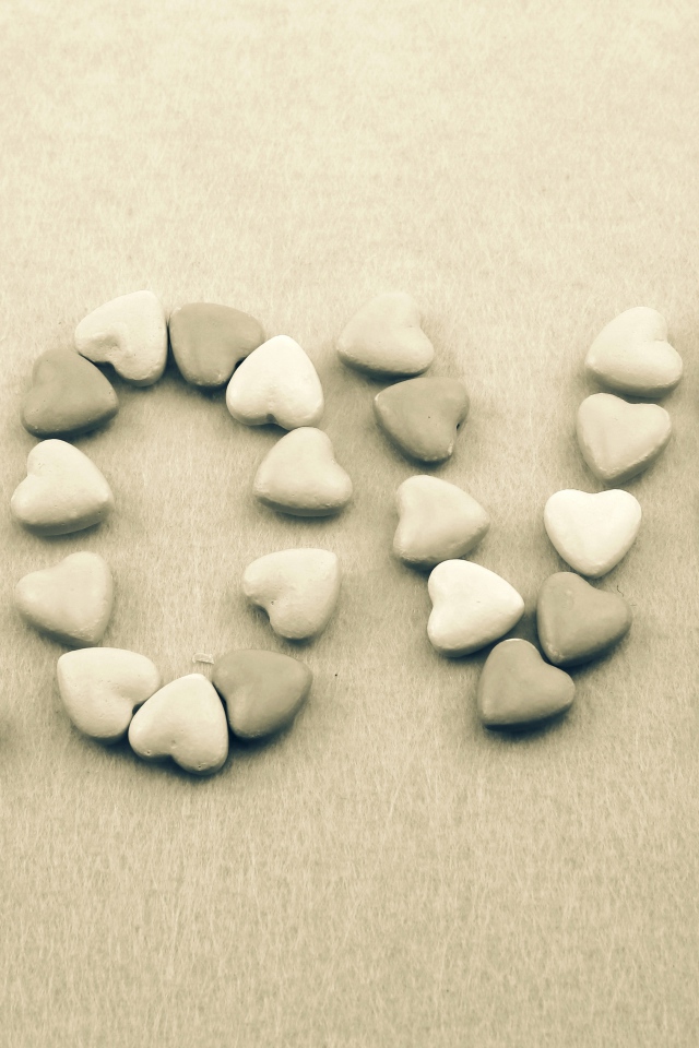 Надпись Любовь из камней в форме сердца