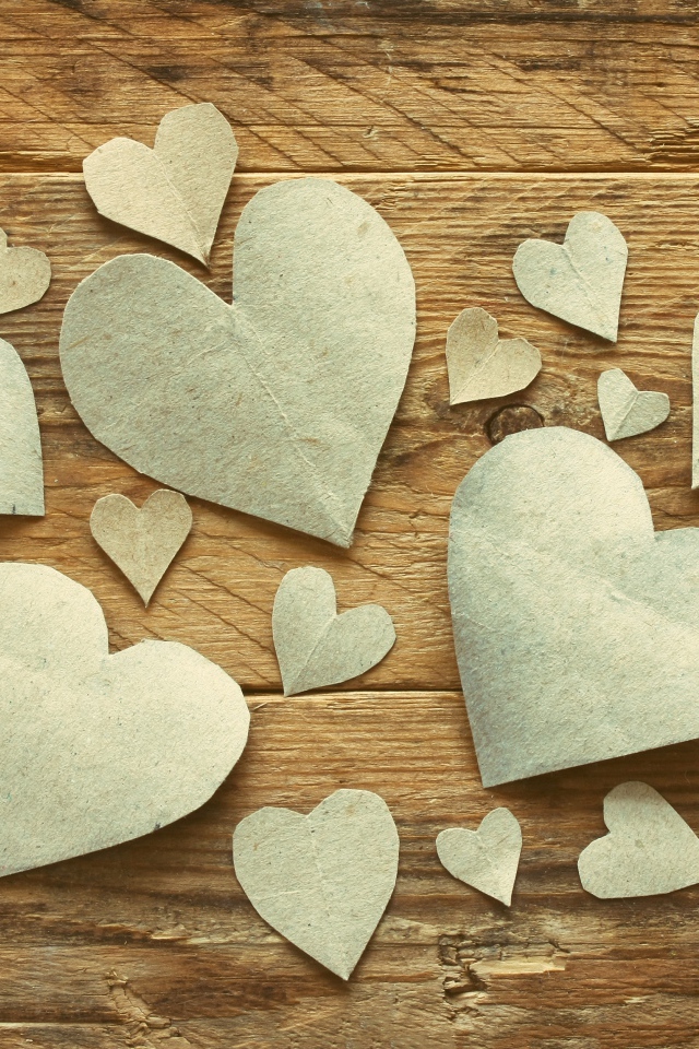 Бумажные сердечки на деревянном столе